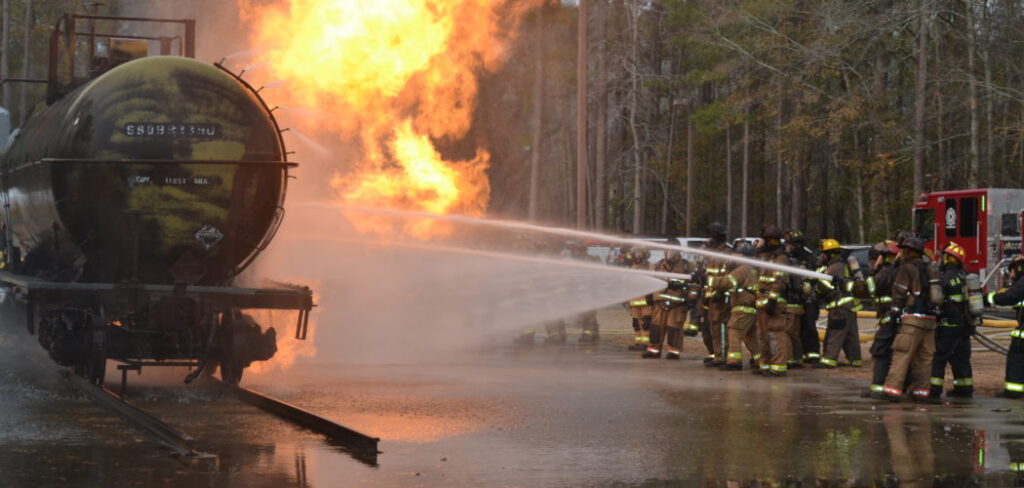 ESTG students putting out a fire